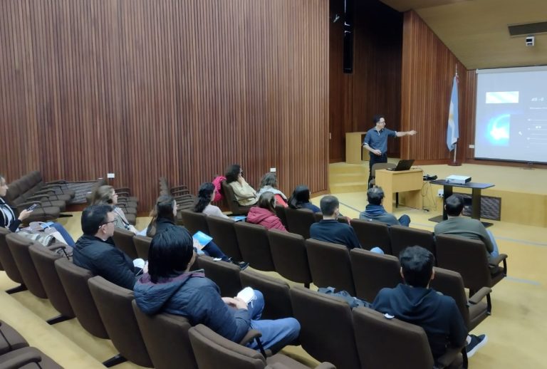 Dr. Andrés Arias en la bienvenida a becarios/as 2022