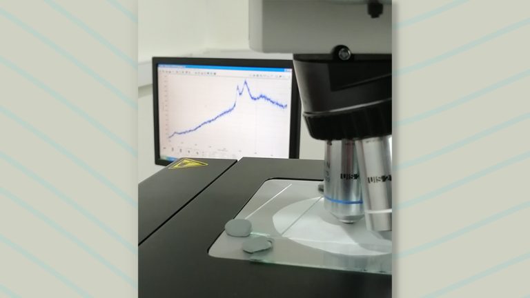 Análisis de muestras en el CEQUINOR. Foto: gentileza investigadores/as.