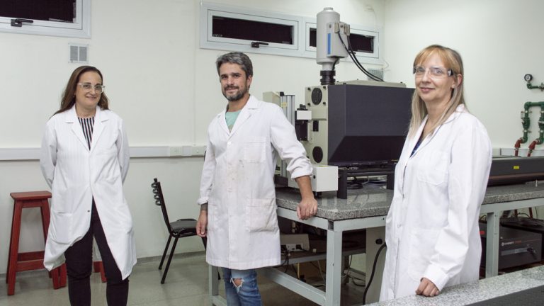Equipo del CEQUINOR: Lorena Piccone, Lucas Rodríguez Pirani y Rosana Romano. Foto: CONICET Fotografía/R. Baridón.