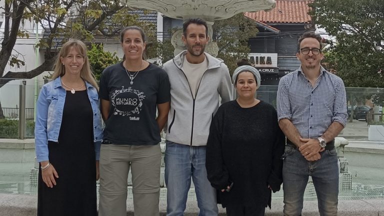 Equipo del IADO: Ana Ronda, Lucrecia Díaz, Luciano La Sala, Tatiana Recabarren Villalón y Andrés Arias. Foto: gentileza investigadores/as.