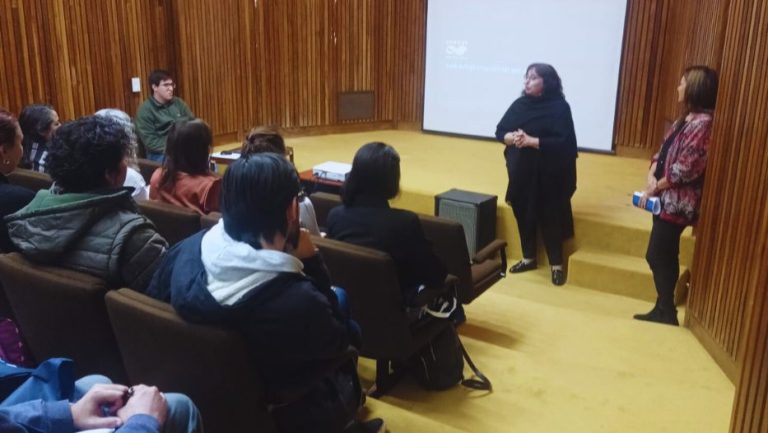 Dra. Silvia Barbosa en la Reunión de Bienvenida a becarios