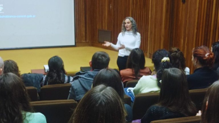 Verónica Lassalle, da la bienvenida a las y los becarios doctorales