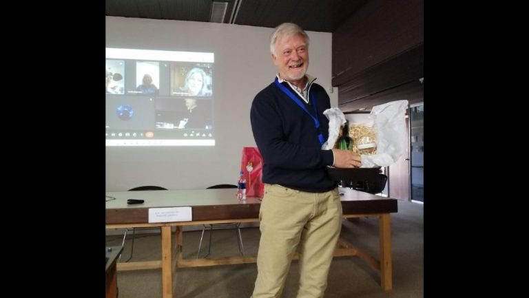 Carlos Jones recibe su Premio a la Trayectoria en Microscopía Electrónica