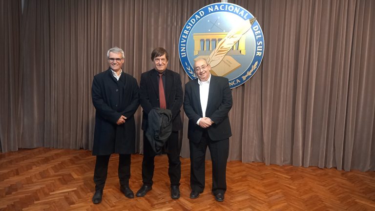 El presidente del CONICET Daniel Salamone -centro- junto al presidente del CONACyT Paraguay Benjamín Barán Cegla -der- y al rector de la UNS Daniel Vega -izq-.