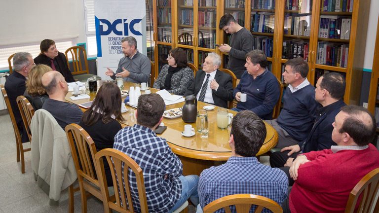 Reunión en el Instituto de Ciencias e Ingeniería de la Computación.