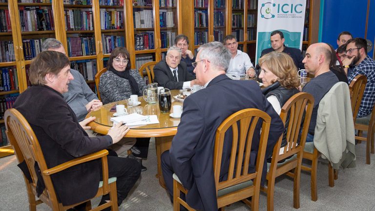 Reunión en el Instituto de Ciencias e Ingeniería de la Computación.