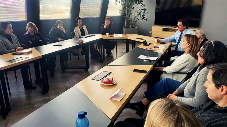 Reunión con investigadores de PLAPIQUI.