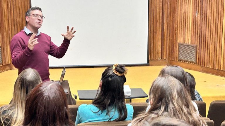 El Dr. Sebastián Otranto en el encuentro con los becarios ingresantes al CCT Bahía Blanca