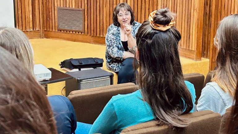 La Dra. Silvia Barbosa, directora del CCT dió la bienvenida a los ingresantes