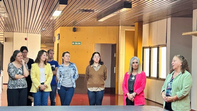 Silvia London y Sandra Botté junto a personal de la UAT -CONICET Bahía Blanca