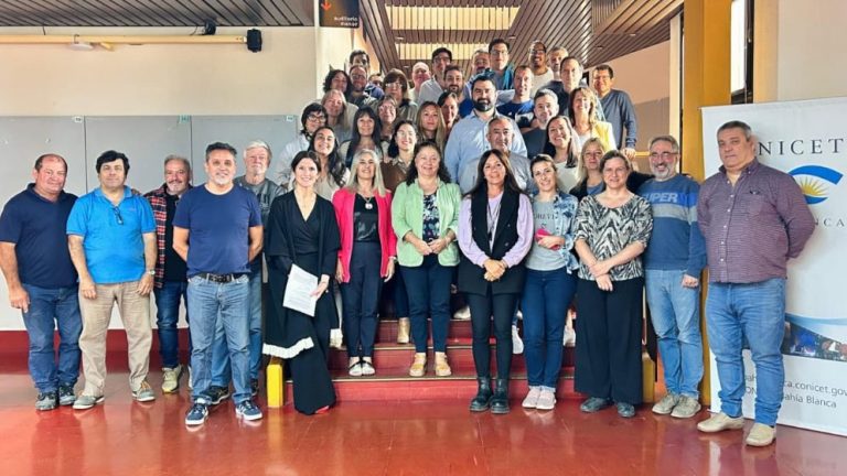 Silvia London y Sandra Botté junto al personal de la UAT -CONICET Bahía Blanca