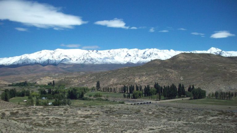 Cordillera del Viento : ubicada al oeste de Chos Malal, es el elemento morfoestructural más destacado de la Patagonia norte. Su alzamiento, en dos etapas (Cretácico tardío y Mioceno), moldeó la deformación de las rocas en la Cuenca Neuquina. Foto: gentileza INGEOSUR
