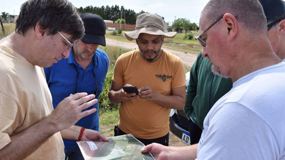 veteranos de la guerra de Malvinas y salud mental” durante una intervención en el campo de batalla (foto: gentileza investigadores)