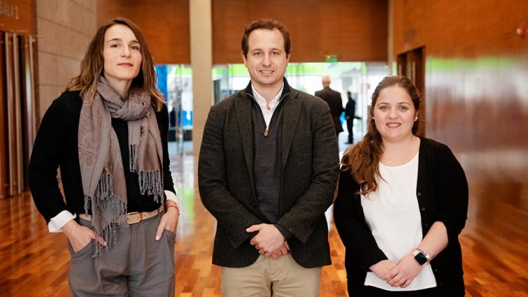 Yamila V. Vazquez (izq.) y Yanela N. Alonso (der.), de la Planta Piloto de Ingeniería Química (PLAPIQUI, CONICET-UNS), y Francis van Lierde (centro), de la Fundación Banco de Plásticos. Fotografía/CONICET: Verónica Tello