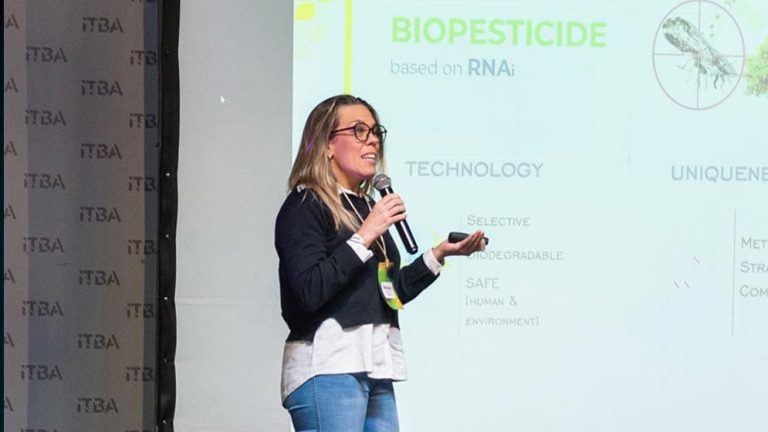 María José Blariza, investigadora del CONICET en el IBS, es una de las integrantes del equipo que desarrolla el biopesticida . FOTO: Gentileza investigadores