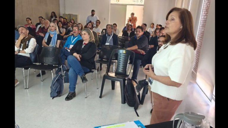 La Dra. Cuadrado presenta avances en sedimentología costera. FOTO: Gentileza IADO