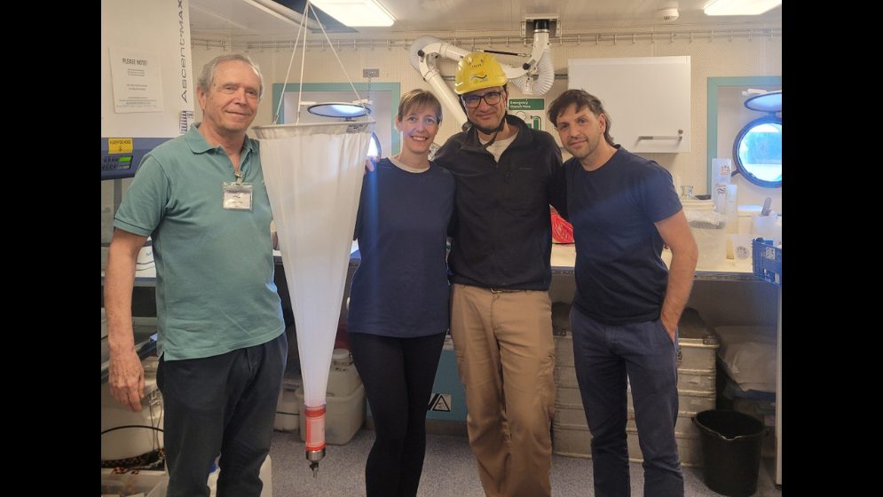 Alberto Piola, Valeria Guinder, Martín Saraceno y Martín Rivarossa, junto a la red de fitoplancton