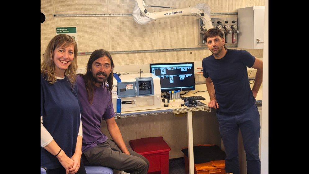 Guinder junto a Ricardo Silva y Martín Rivarossa, del grupo de fitoplancton, con la FlowCam