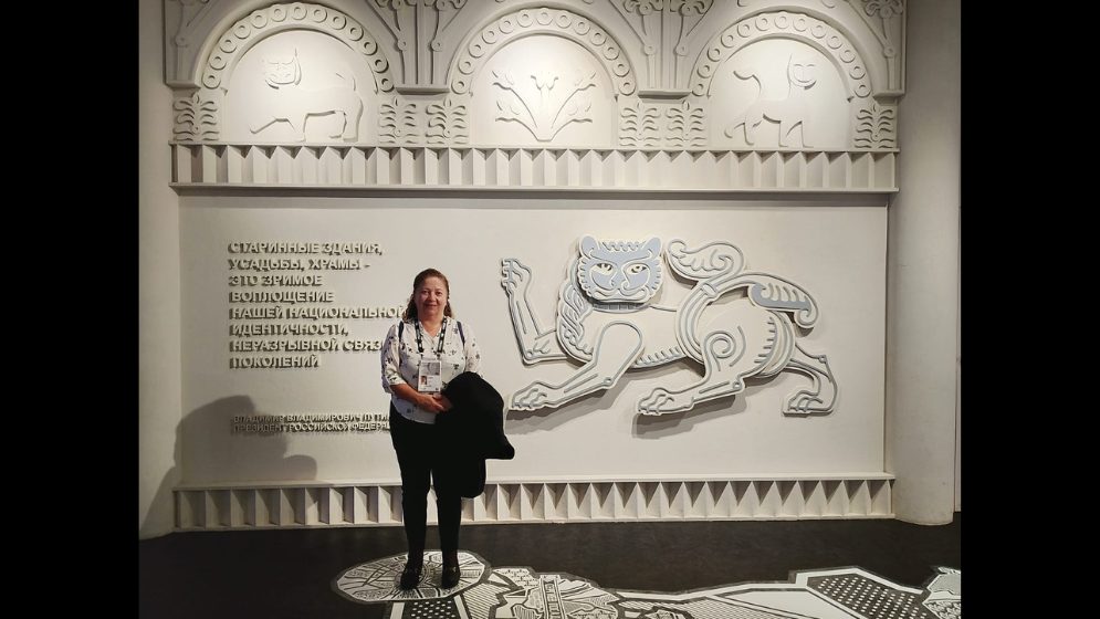 La directora del CONICET Bahía Blanca, Silvia London, en uno de los espacios del centro de convenciones donde se desarrolla el encuentro internacional “Inventing the Future”.