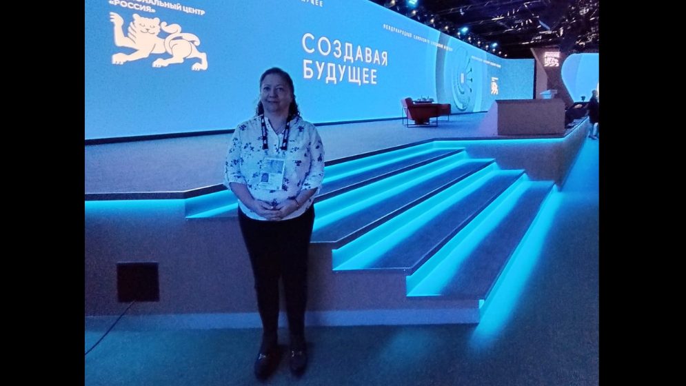 La directora del CONICET Bahía Blanca en el escenario principal del II Simposio Internacional “Inventing the Future”, organizado por el National Centre RUSSIA.