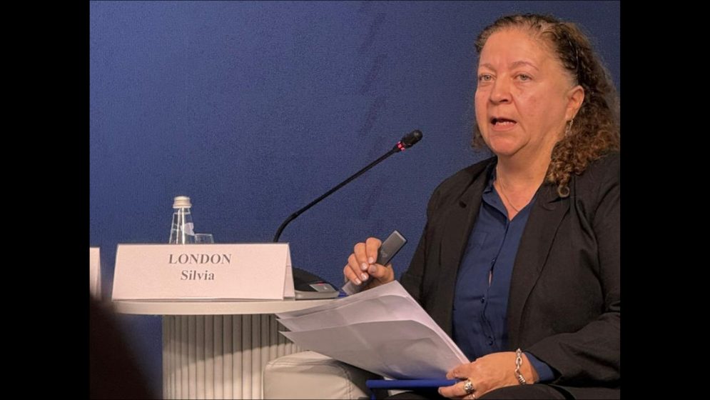 Silvia London durante su exposición en la mesa “Demographic Future From Challenges to Solutions” en el simposio internacional “Inventing the Future” (Moscú, Rusia)