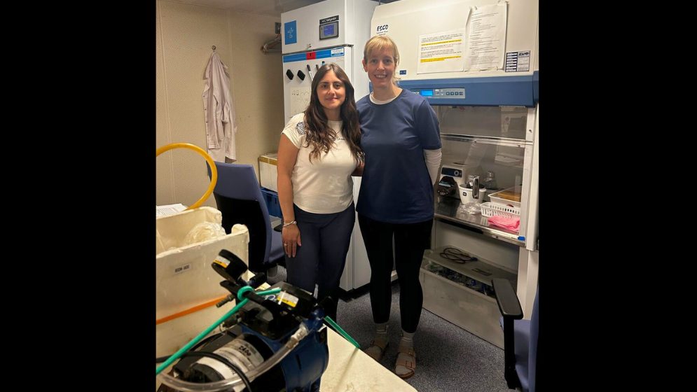 Valeria Guinder y Azul Gilabert, en el laboratorio húmedo del Falkor too.