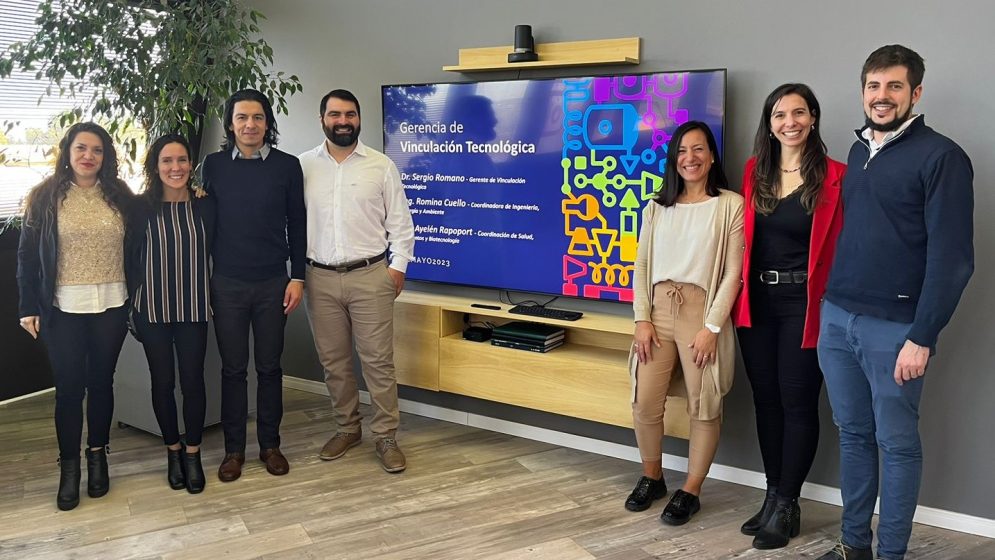 Personal de la Oficina de Transferencia de Tecnología de PLAPIQUI recibe a integrantes de la Gerencia de Vinculación del CONICET y de la OVT del CONICET Bahía Blanca.