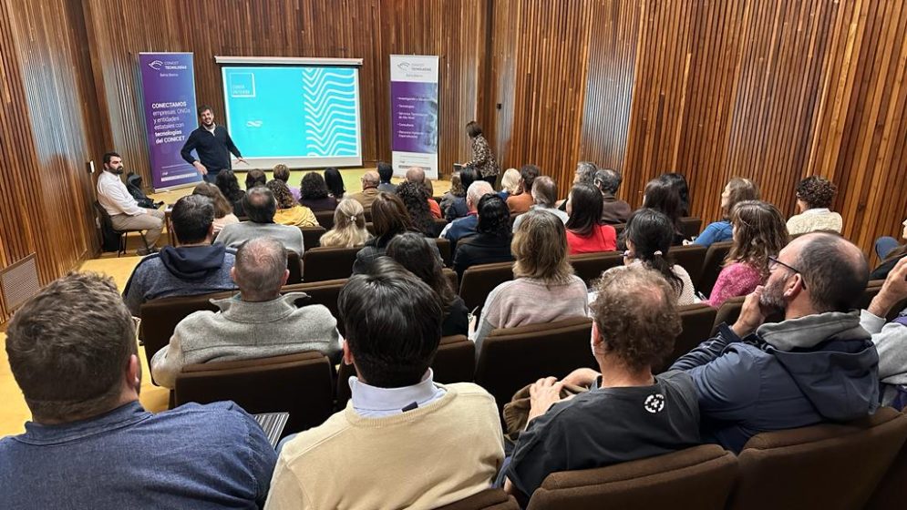 Sergio Romano Gerente de la Gerencia de Vinculación Tecnológica del CONICET charla con personal del Centro Científico Tecnológico de Bahía Blanca